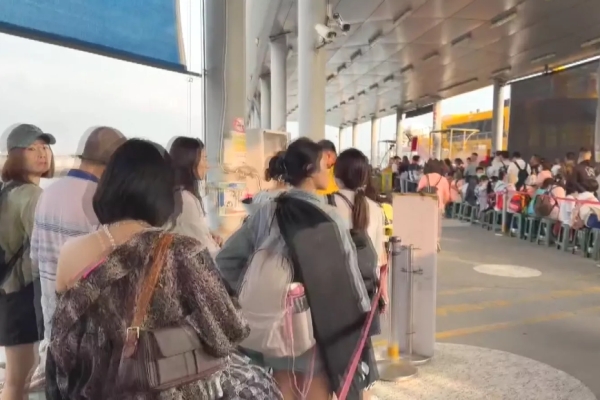 中秋連假首日東琉線湧排隊人潮 估登小琉球人數上看萬人