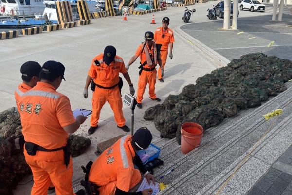 不肖業者走私牡蠣遭逮捕 海巡查獲逾5公噸，425袋大陸牡蠣全數查獲