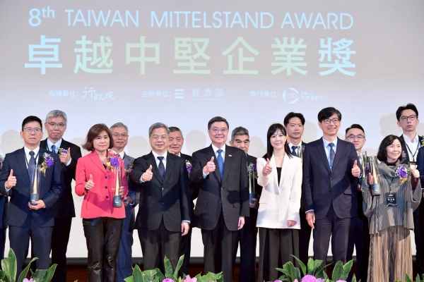 行政院長卓榮泰出席第8屆卓越中堅企業頒獎典禮 強調「以大帶小」策略穩固臺灣經濟與產業韌性