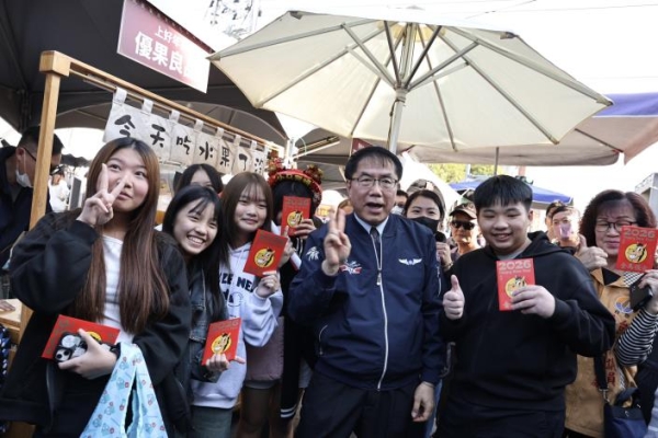 熱鬧登場！2026新化年貨大街開幕 臺南市長黃偉哲發紅包與民同樂迎金馬年