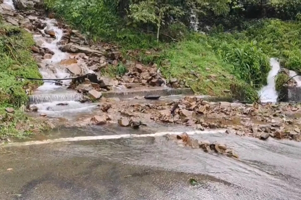 新竹尖石鄉山區多處道路坍方 警方到場助11人脫困