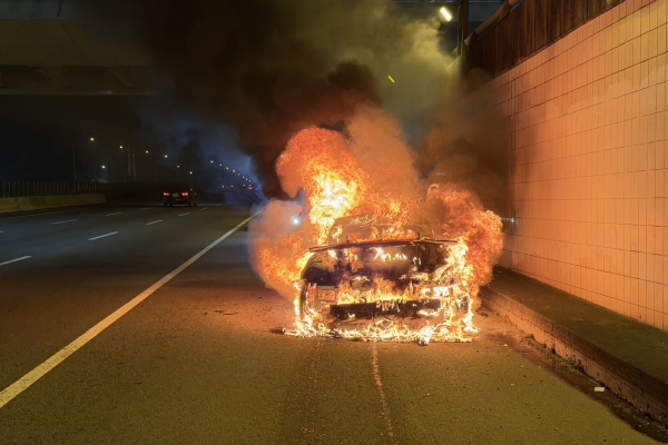 保時捷燒成一團火球！台74線快速道路火燒車　保時捷成廢鐵駕駛乘客急逃生