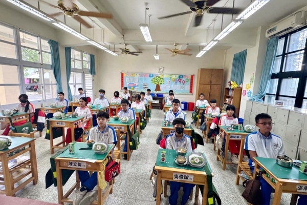 苗栗三灣國中營養午餐中秋加碼 師生每人一盒麝香葡萄直呼幸福