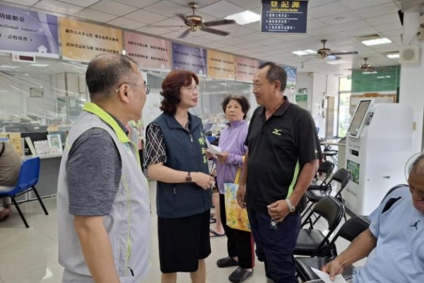 臺南市地政局長陳淑美視察相關地所，關心農損戶申請地籍謄本情形，現場加速服務