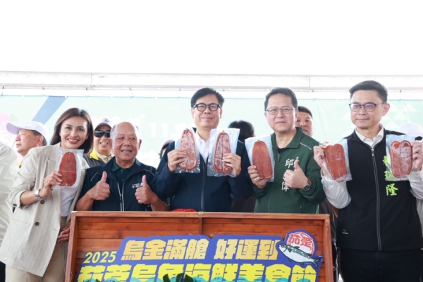 出席高雄「2025大海開吃」茄萣烏魚海鮮美食節　高雄市長陳其邁大讚烏魚子配蜜棗驚艷全場：完美組合堪稱高雄之光