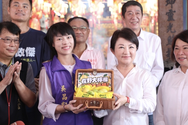 盧秀燕赴嘉義力挺無黨籍吳品叡 送「檸檬派」倡在野大聯盟
