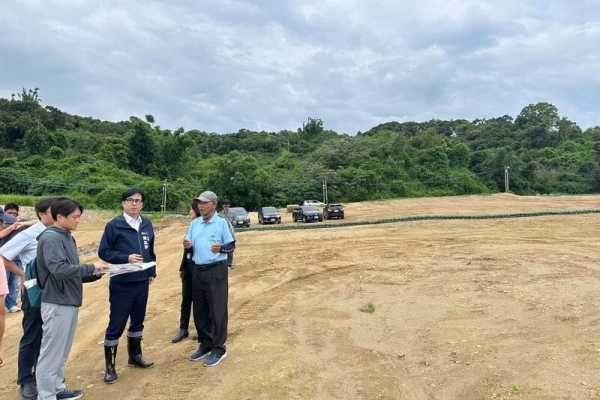 丹娜絲颱風逼近 陳其邁邀集和山里長勘查大樹和山光電場防汛措施 並督導仁武排水清淤作業