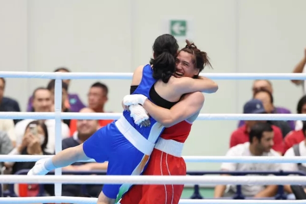不敵印度拳擊選手摘銀擁抱對手 陳念琴：台上對手、台下是朋友