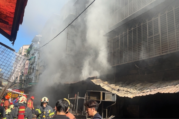 新北新莊5層大樓清晨火警 1樓店面起火疏散57人、14人送醫