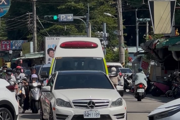 台中中清路口白色賓士車無視救護車在後 堅持等綠燈 網友氣炸怒批：音樂開太大？