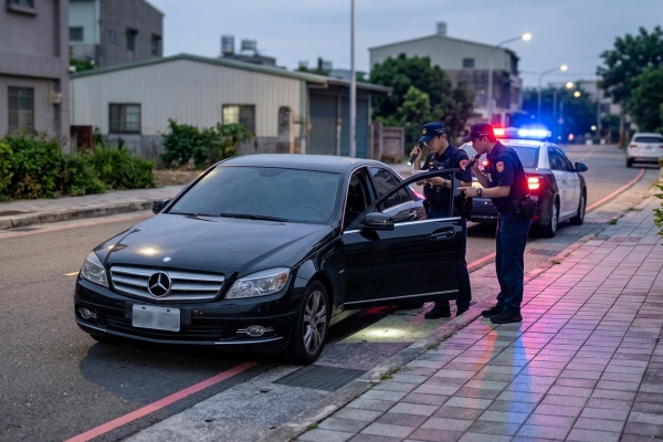 追捕畫面曝光！桃園賓士車拒檢衝撞逃逸　駕駛棄車落逃疑為通緝犯