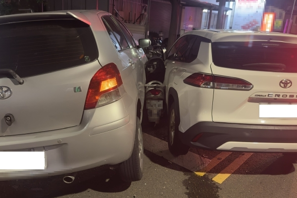 快訊／高雄女三寶鬼轉！機車被擊落成「夾心餅」騎士慘受困