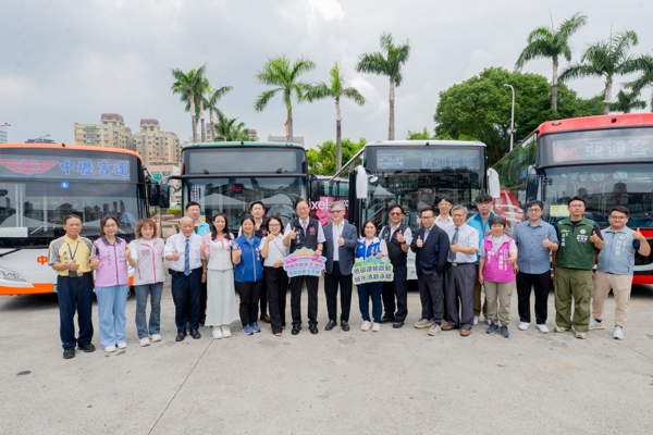 桃園市長張善政宣布：全臺首座城際型電巴上路　2030公車全面電動化