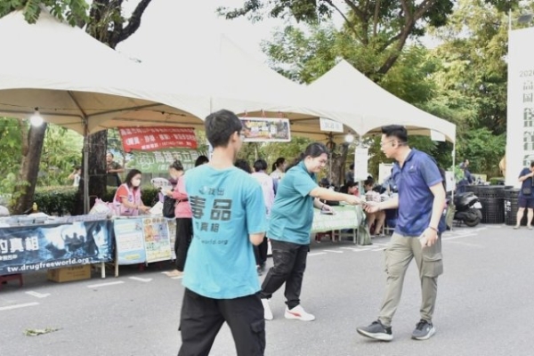高雄岡山籃籗會延續兩百年傳統 山達基教會志工進駐宣導反毒
