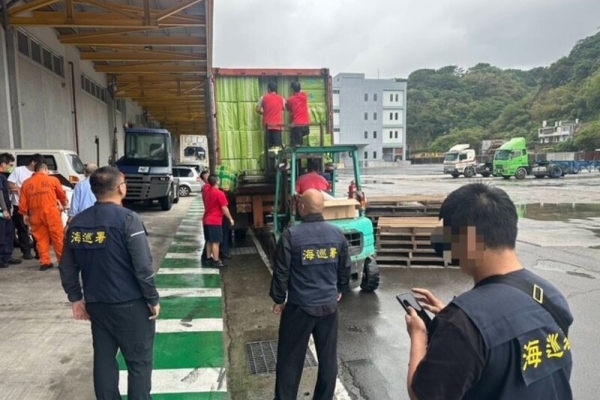 文具物品貨櫃夾藏私菸案 海巡署聯手海關查獲近25萬包高價菸品