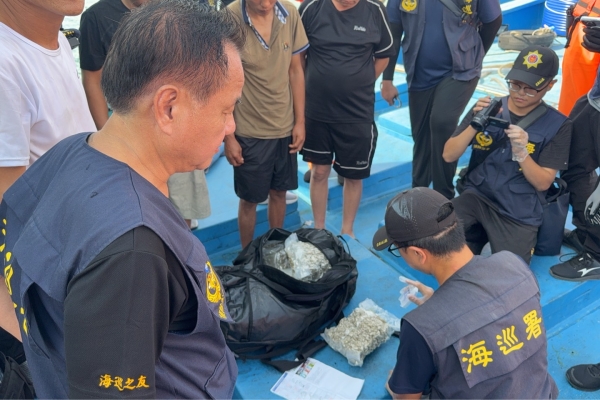 隨護漁抓偷渡猪羊變色 海巡在東南沙海域查獲逾700公斤各式毒品 市值超過15億元