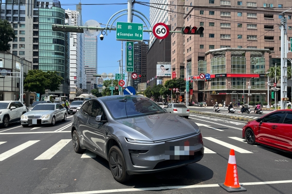 才隔2天又撞！台中同一路口2車「騎上行人庇護島」　行車路徑幾乎一樣