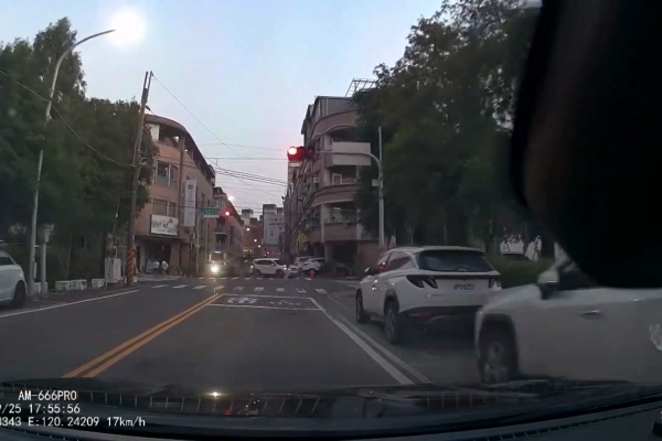 台南鹽行區驚險追撞：白車等紅燈遭撞，失控往前波及過馬路行人
