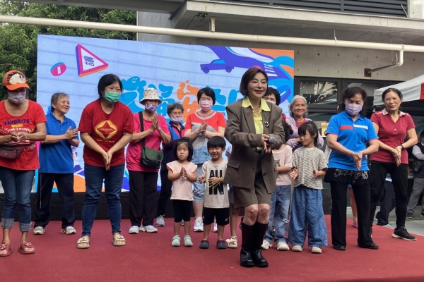 交通部與屏縣府舉辦交安快閃 王彩樺現身屏東西市場宣導