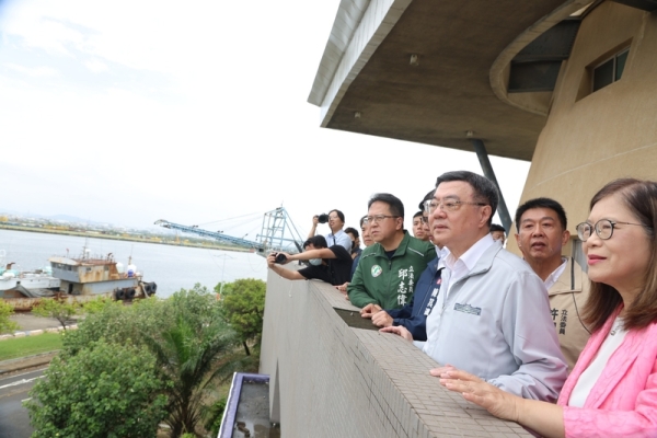 卓揆視察高雄興達港海巡基地碼頭整修及浚深計畫     支持海巡強化設備 守護臺灣海疆安全