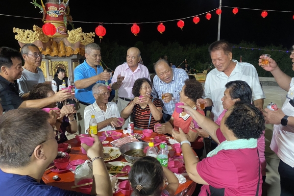 澎湖縣長陳光復赴七美關心建設　與鄉親在信仰中為地方祈福　中秋夜平安宴熱鬧登場