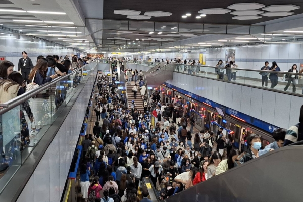 藍海粉絲狂潮席捲大巨蛋！Super Junior 開唱引爆熱情，北捷加班列車陪伴歌迷到最後
