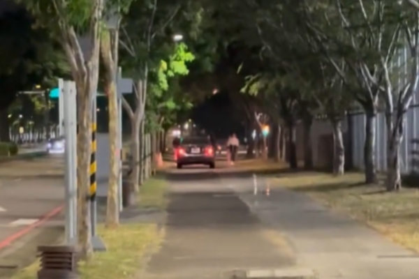 人行道當車道開！台中市區驚見汽車逼退行人 網友酸：練習 500 障礙？