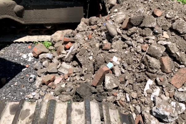 稱可無償拓寬及鋪設連外道路 鹿港廢棄魚塭遭填營建廢棄物