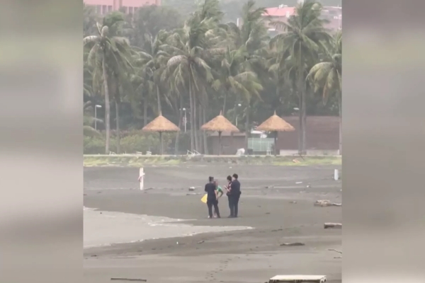 民眾颱風天西子灣衝浪被勸離 海巡署：當時未列警戒區