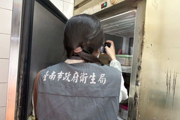 周氏蝦捲陷食安爭議！臺南市衛生局：店員個人行為、4缺失限期改善