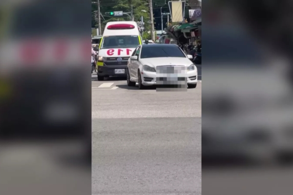 台中白色轎車疑擋道鳴笛救護車 救護員指強行切出禮讓恐釀車禍