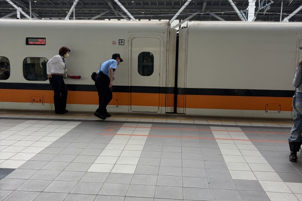 高鐵台南站旅客落軌！列車一度延誤　現場民眾直擊、畫面曝光