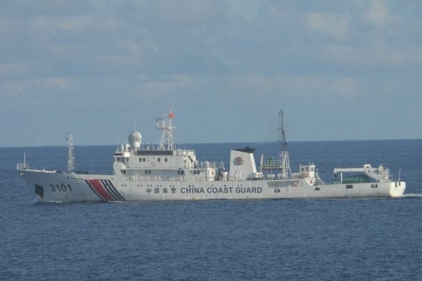 中國海警船侵擾東沙海域　海巡台南艦全程併航監控驅離維護國家主權