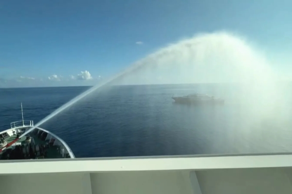 中國2漁船闖東沙限制水域 違法下錨遭我海巡水砲驅離