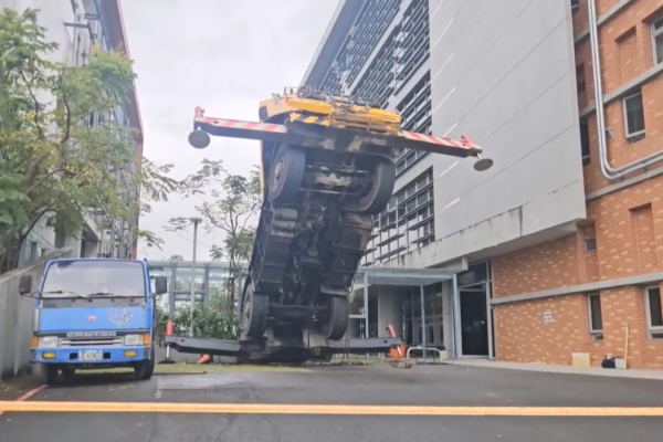 宜蘭科學園區工安意外 外牆清洗作業吊車翻覆1死1傷