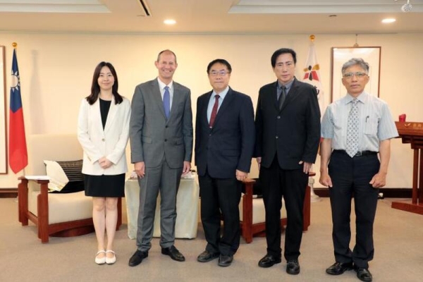 歐盟谷力哲處長拜訪黃偉哲 肯定民主人權價值與經貿合作潛力