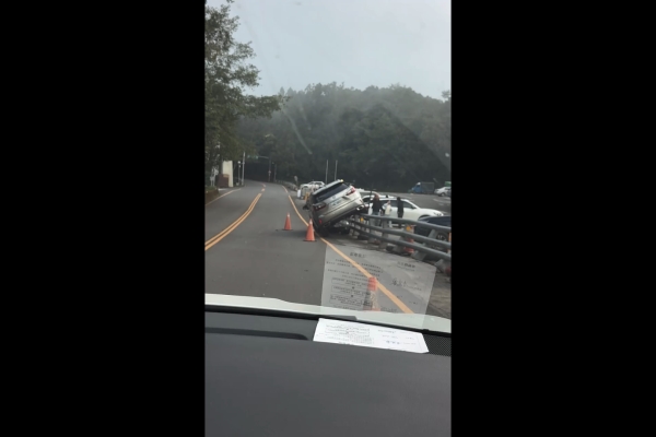 這怎麼開上去的？休旅車半台「騎上護欄」　合歡山遊客看傻
