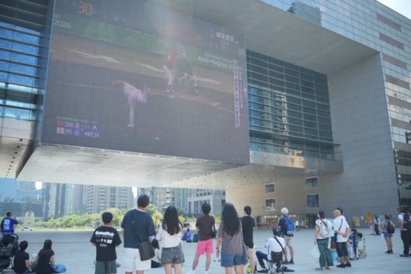 亞運棒球中華隊5比1擊退中國奪銅 台中市府廣場千人看大螢幕熱血應援