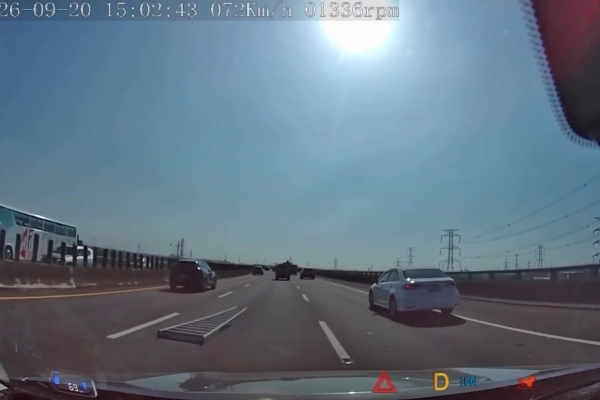 國3驚魂！鋁梯突掉落車道　駕駛直呼「嚇一個大的」警方要開罰