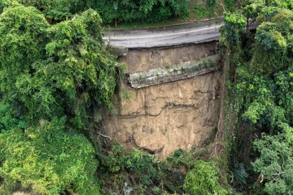 苗栗南庄301農路路基坍塌 鹿山、鹿湖部落共12人受困