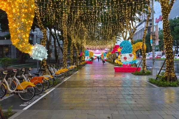 新北市府廣場周邊人行道翻新完工 歡樂耶誕城增添城市亮點，步行環境大升級