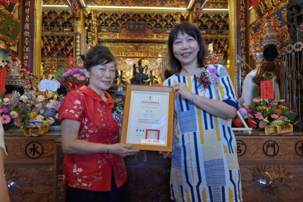 「南管」黃美美藝師獲認定文資保存者 臺南市文化局長黃雅玲親頒證書 南聲社百年傳承再添新里程碑