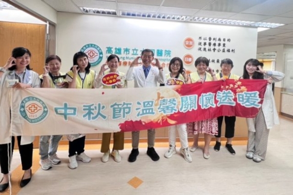 高雄大同醫院中秋送暖 林孟志院長率志工發送蘋果關懷280位病患