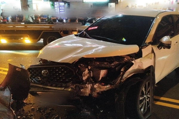 萬華車禍7人受傷！　自小客撞路邊4機車再撞對向自小客