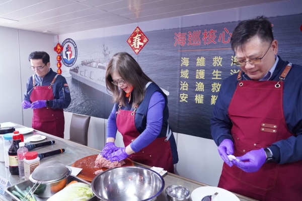 連三年親手下廚作圍爐年菜  管碧玲主委春節親手慰勞海巡基層同仁  肯定全年辛勤堅守崗位守護國家的付出