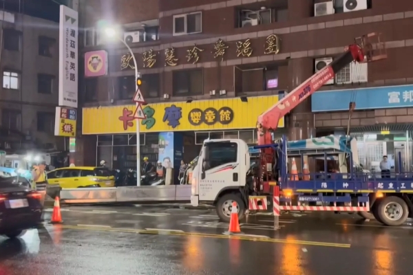 巴威暴風圈壟罩北台灣 銀行招牌墜落橫躺路面