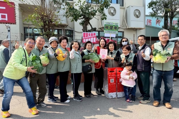 林建南攜手民間團體舉辦三場公益活動，捐發票送高麗菜助農民過好年
