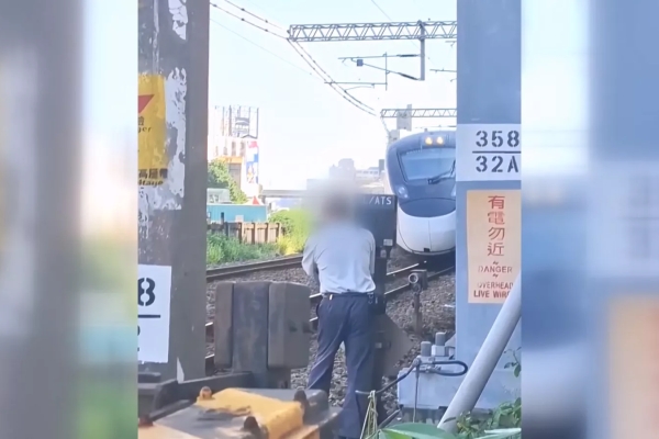 台南男子闖軌道區拍攝列車 台鐵司機員急剎鳴笛示警