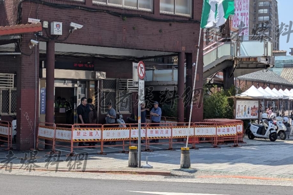西門同志酒吧遭查緝引發執法爭議 網號召抗議警急架拒馬戒備