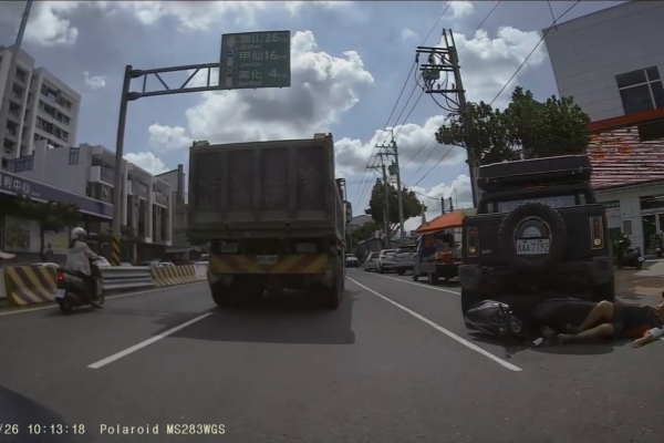 驚險！騎士才準備離開　前方汽車突倒車撞機車　台南玉井畫面曝